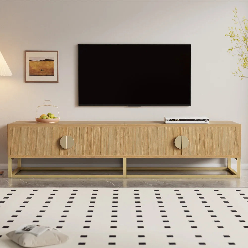 Meuble TV Verona – Bois rainuré et doré, 180 cm – dans un salon