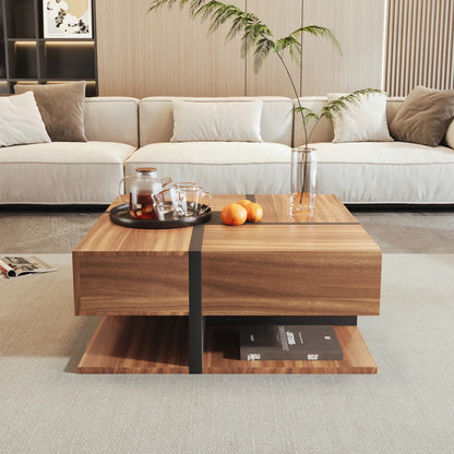 Table basse carrée Quadra au décor bois, plateau à lignes noires et étagère inférieure, devant un canapé clair