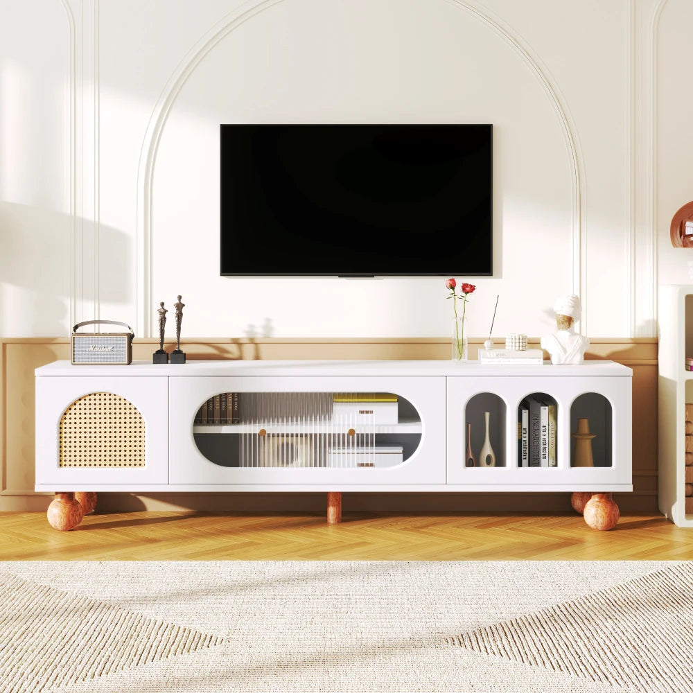 Meuble TV Bellagio – Blanc, verre et cannage, 170 cm – dans un salon