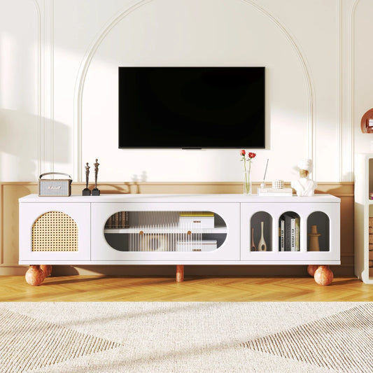 Meuble TV Bellagio – Blanc, verre et cannage, 170 cm – dans un salon