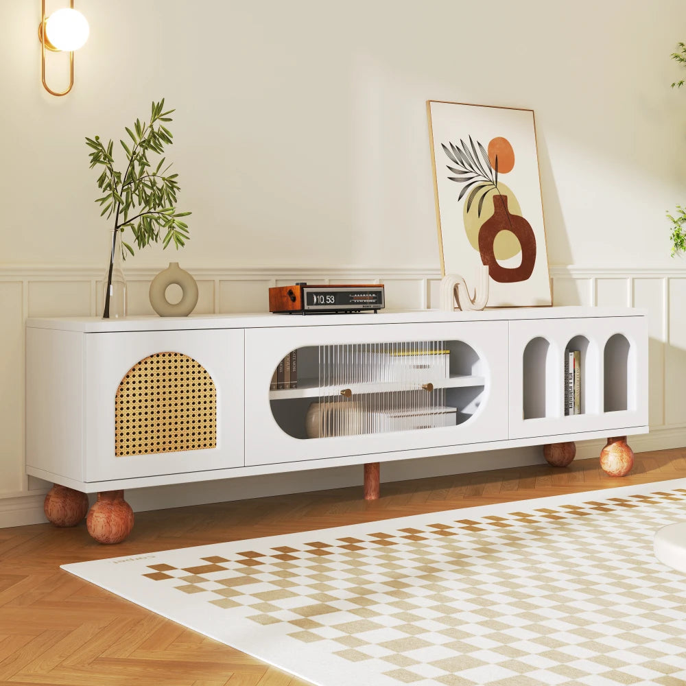 Meuble TV Bellagio – Blanc, verre et cannage, 170 cm – mise en situation
