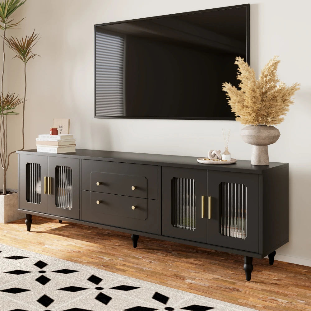 Meuble TV Vittoria – Noir et verre cannelé, 177 cm – mise en situation
